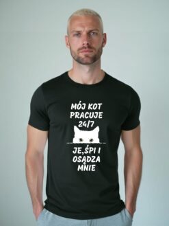 Mój kot pracuje 24/7: je, śpi i osądza mnie